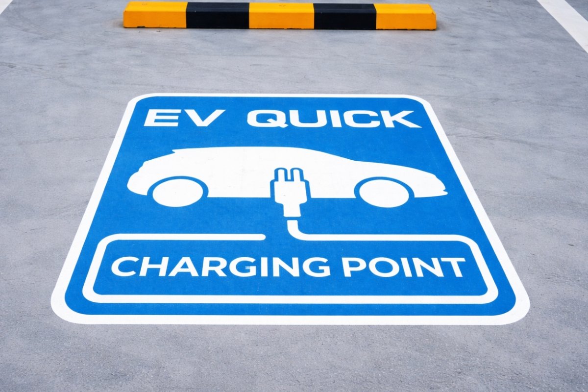 Ein Schnellladeplatz für Elektrofahrzeuge ist auf dem Boden gekennzeichnet.